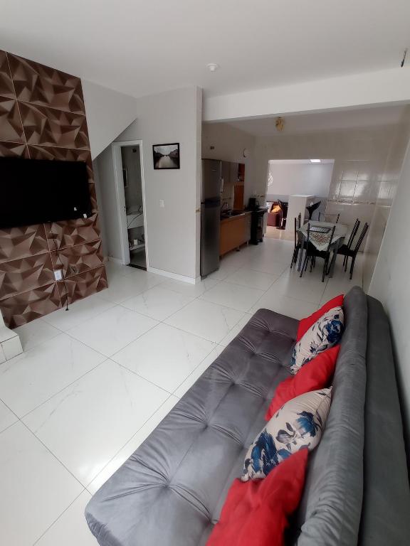 a couch in the middle of a living room at Casa Confort Praia dos Ingleses in Florianópolis