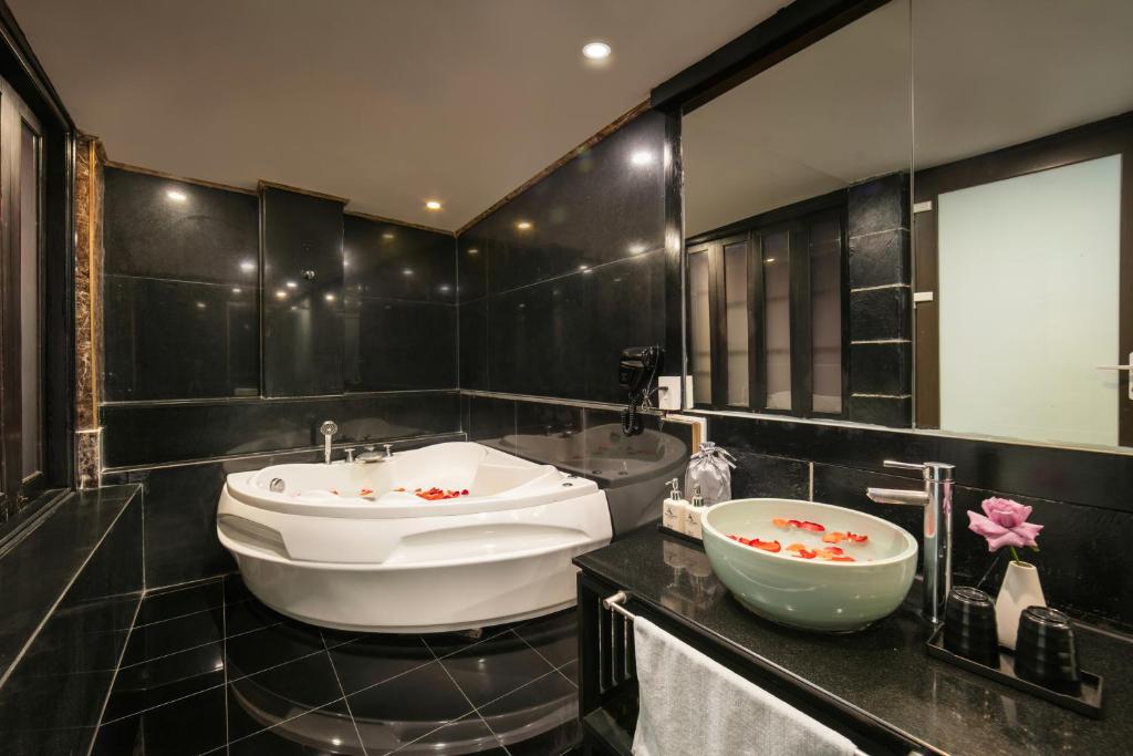 Suite Ja Cosmo Có Ban Công Với Bể Jacuzzi