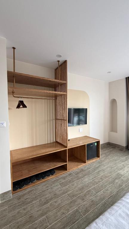 a room with a entertainment center with a flat screen tv at Moon Hotel Buôn Hồ in Buôn Tring