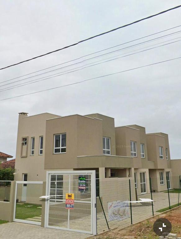 a building with a gate in front of it at Sobrado com Arcondicionado, tomada 220V para veículo elétrico e Wi-Fi em Coroados Guaratuba in Guaratuba