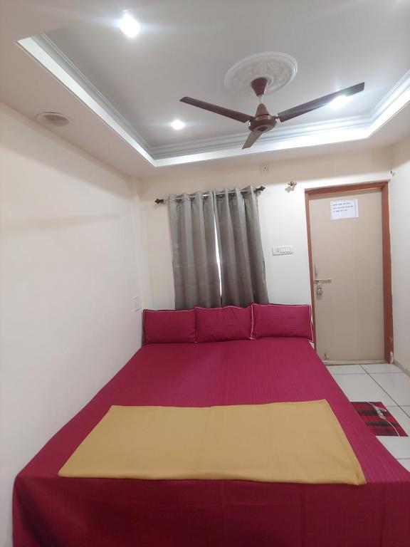 Giường trong phòng chung tại Ambai Guest House