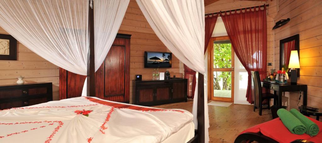 TV a/nebo společenská místnost v ubytování Komandoo Island Resort & Spa