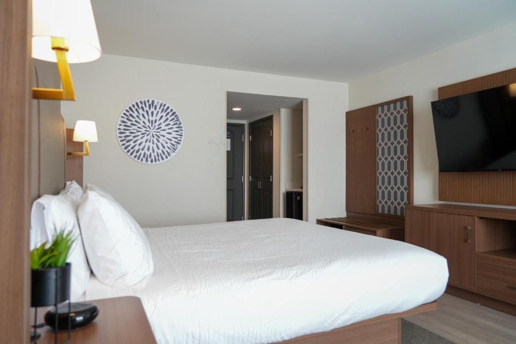 Holiday Inn & Suites Phoenix Airport, an IHG Hotel - 