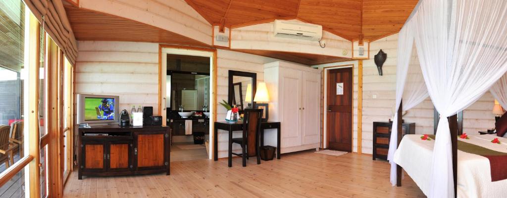 TV a/nebo společenská místnost v ubytování Komandoo Island Resort & Spa