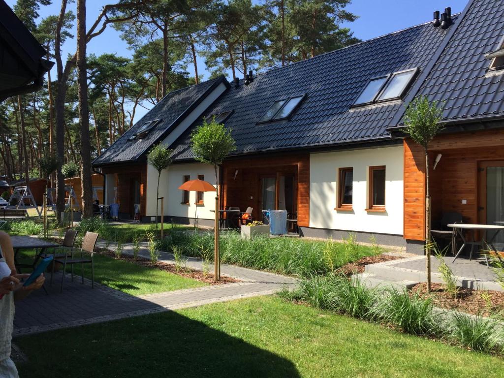 ein Haus mit Sonnenkollektoren auf dem Dach in der Unterkunft Gryf-Balt Apartamenty in Międzywodzie