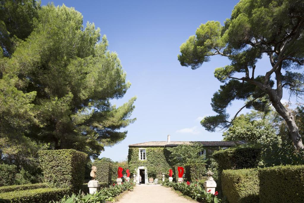 an old house in the middle of a garden at Mas de Lafeuillade in Montpellier