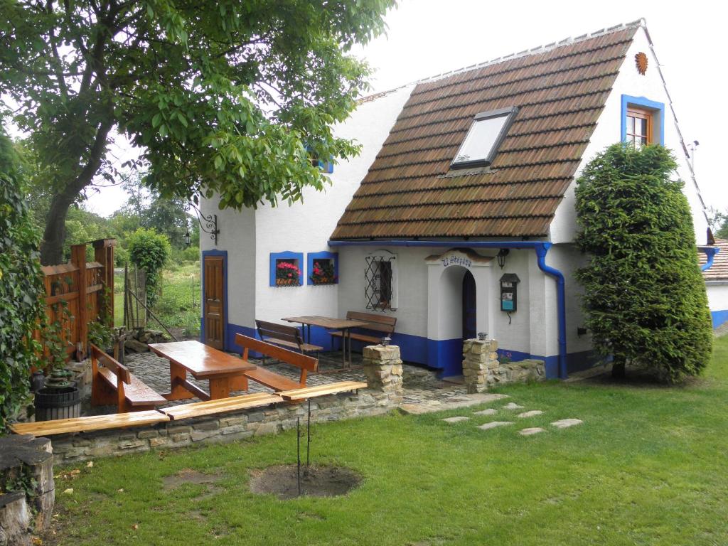 Penzion U Štěpána في Lužice: منزل صغير مع طاولة نزهة في الفناء