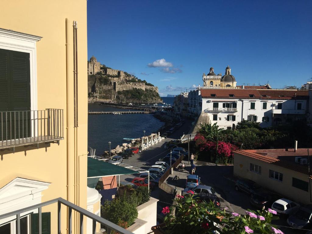 una vista sull'acqua da un balcone di un edificio di Casa Azzurra a Ischia