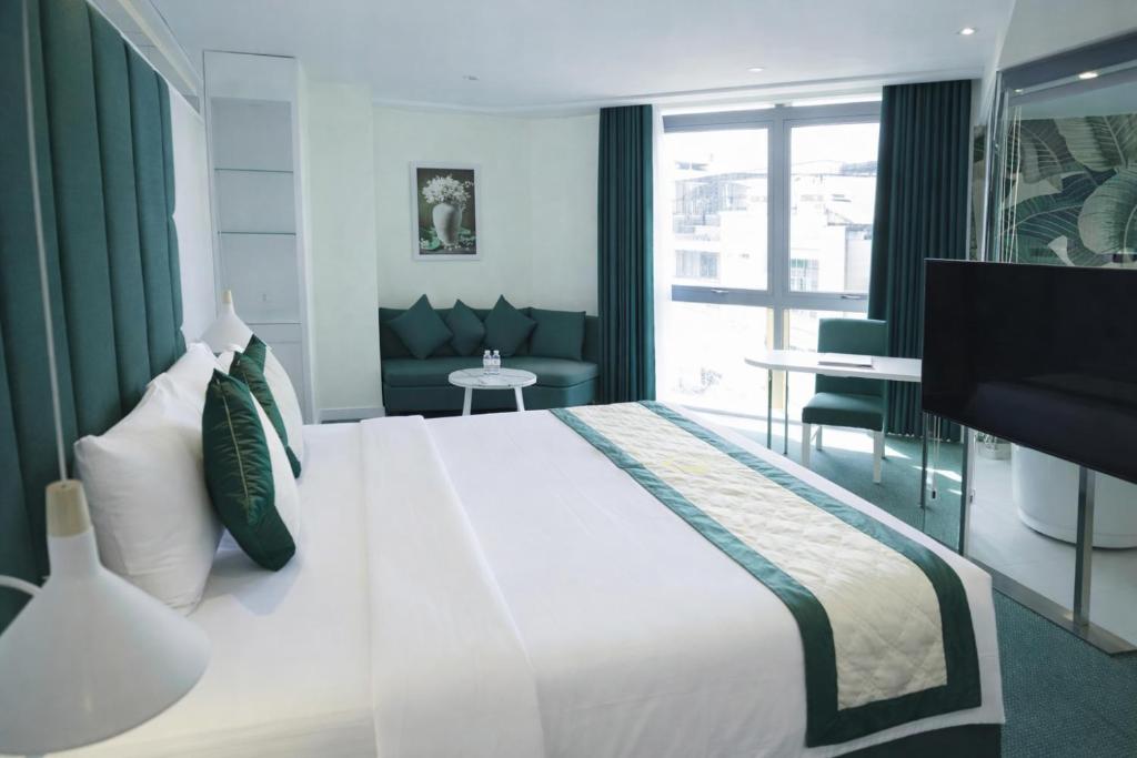 Luxury Suite with Bathtub & City View