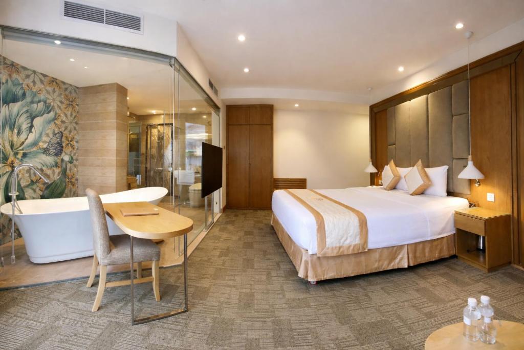 Luxury Suite with Bathtub & City View