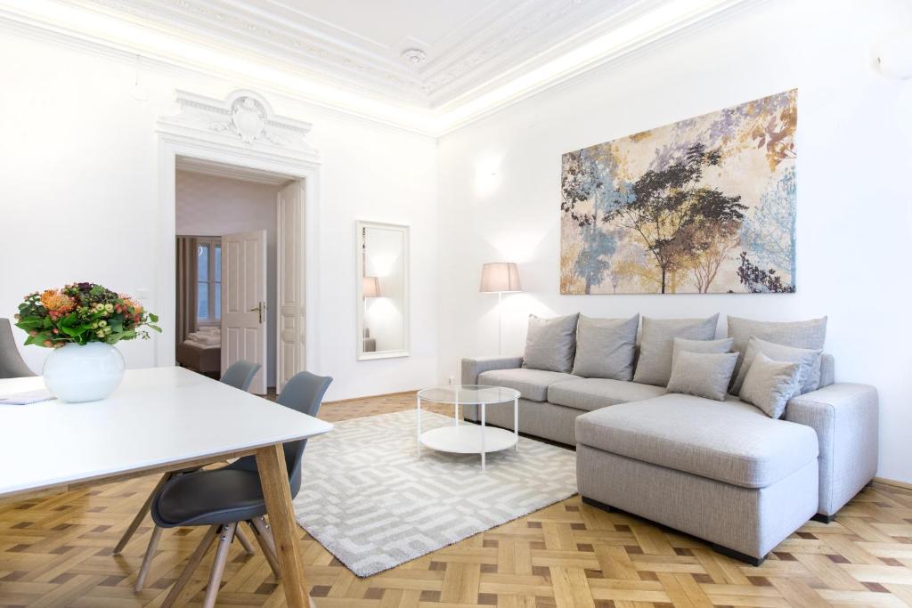 ein Wohnzimmer mit einem Sofa und einem Tisch in der Unterkunft HeyMi Apartments in City Center in Wien