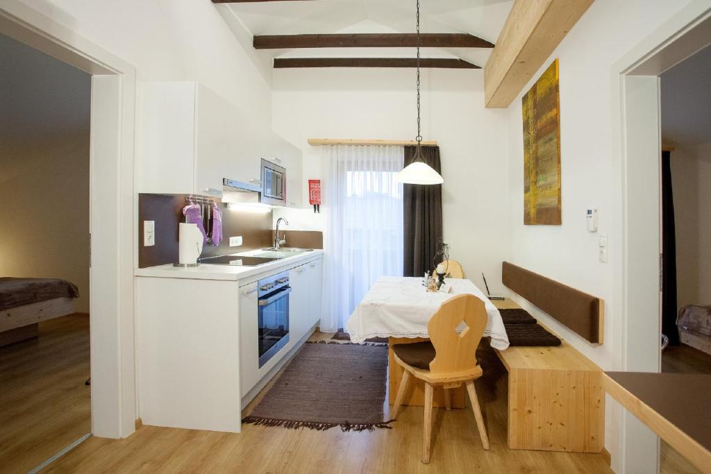 Kuchyň nebo kuchyňský kout v ubytování Gästehaus Waldrand Garni