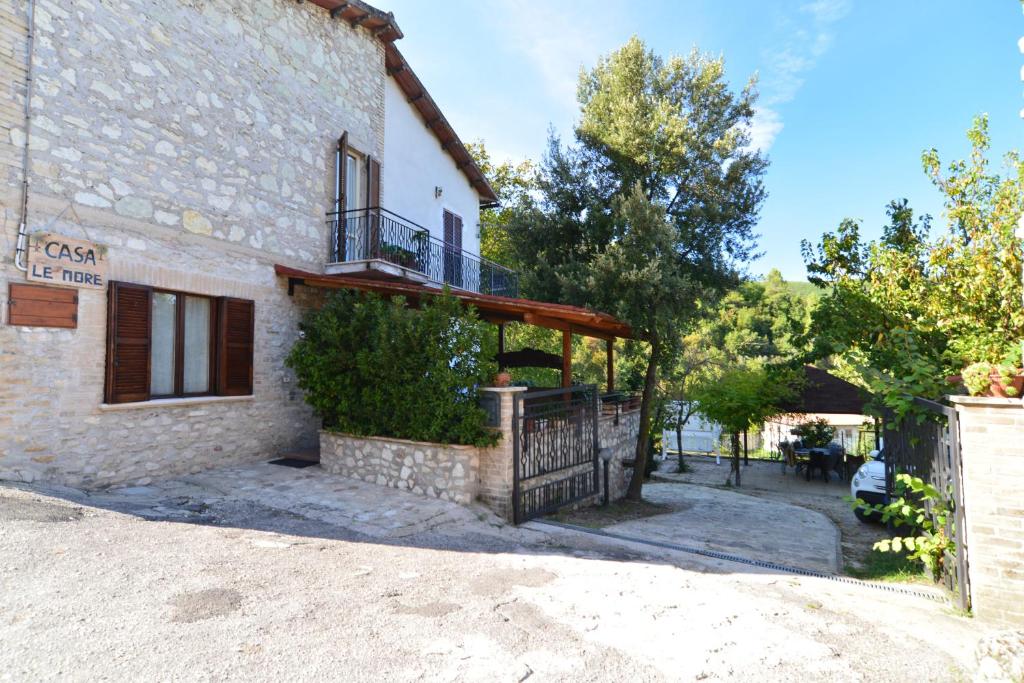 a building with a balcony on the side of it at Appartamento Le More in Spoleto