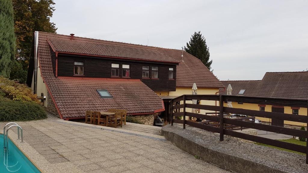 Bazén v ubytování Penzion Přeštěnice nebo v jeho okolí