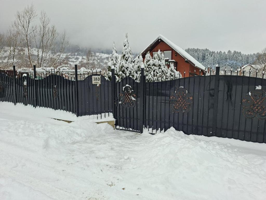 Căsuța Piatra Craiului om vinteren