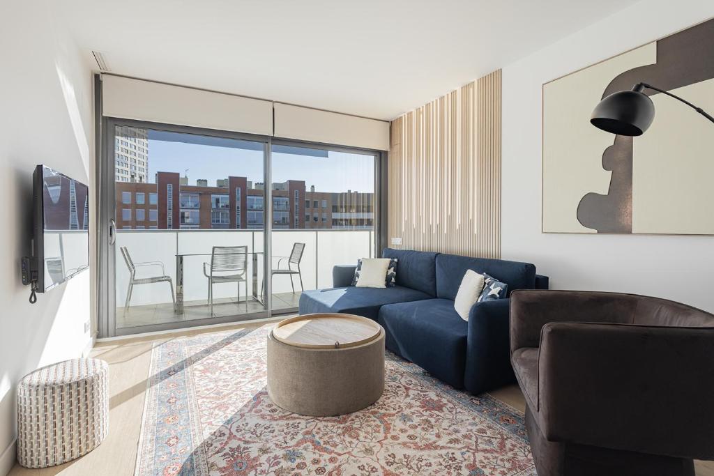Quiet modern 2 bed apartment with Balcony, Pool and Free Parking