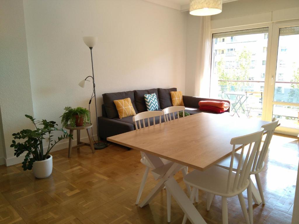 sala de estar con mesa y sofá en Apartamento Vuelta del Castillo, en Pamplona