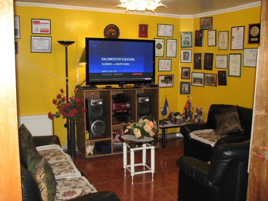 TV a/nebo společenská místnost v ubytování Hostal El Mirador