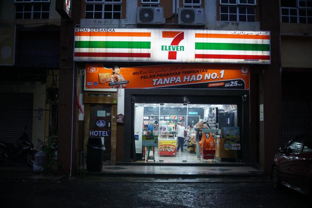 een ingang van een winkel met mensen die buiten staan bij Ariyani Hotel Dungun in Gua Sai