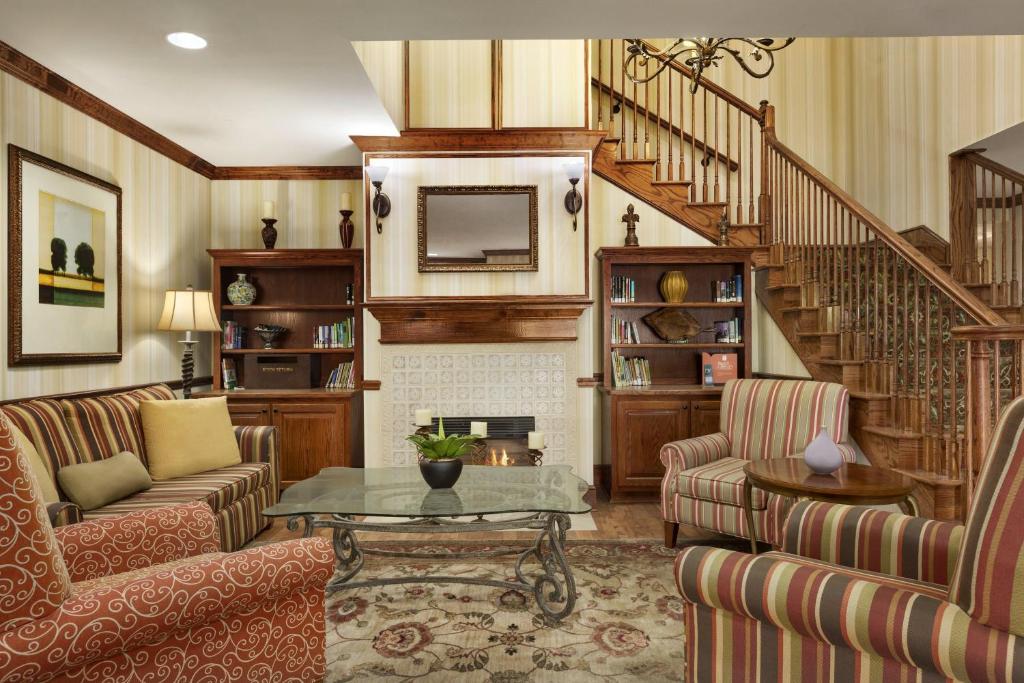 Posezení v ubytování Country Inn & Suites by Radisson, Macon North, GA