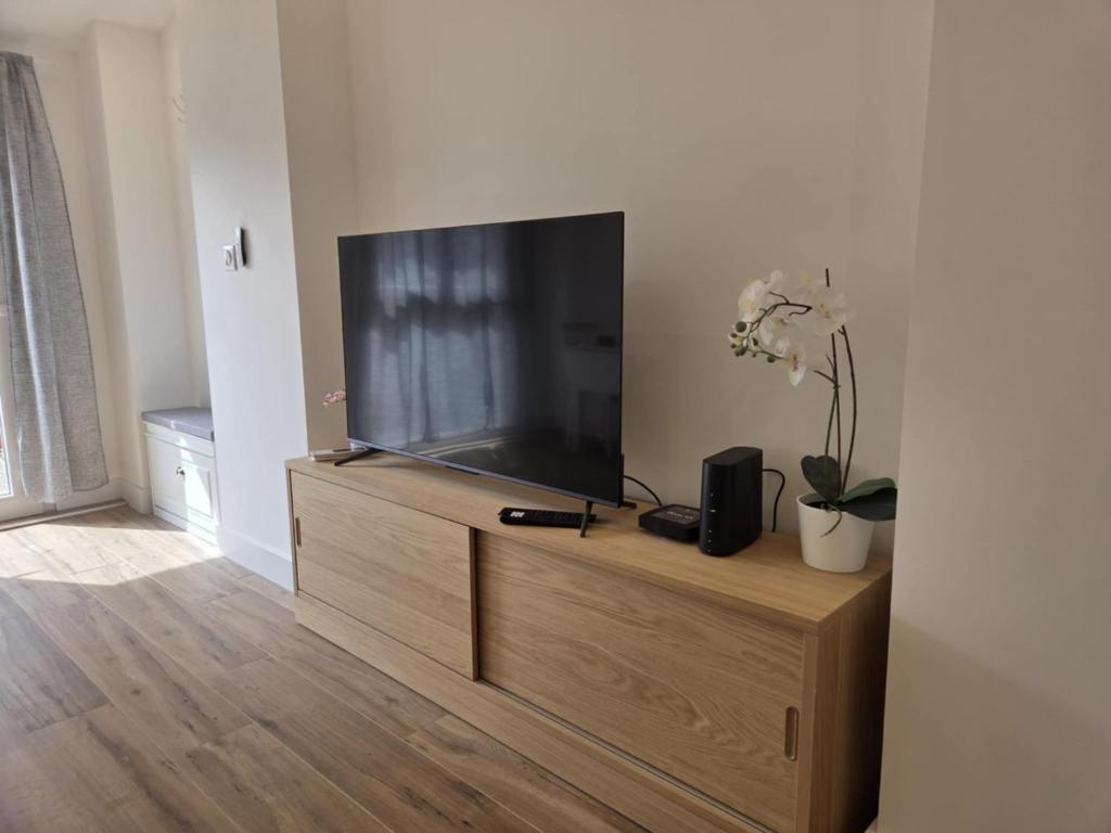 Uma televisão e/ou sistema de entretenimento em Studio RDC proche aéroport