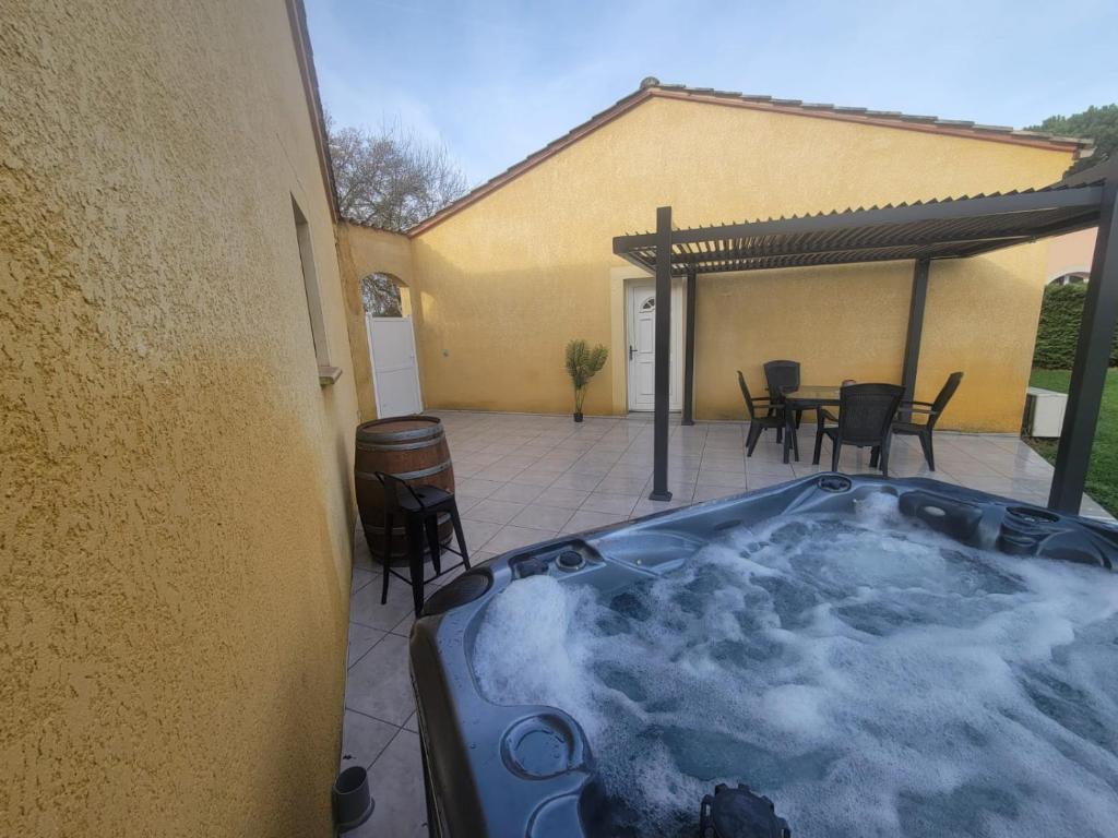 Adorable guest house with piscine and spa - Casa Con 2 Camere Da Letto