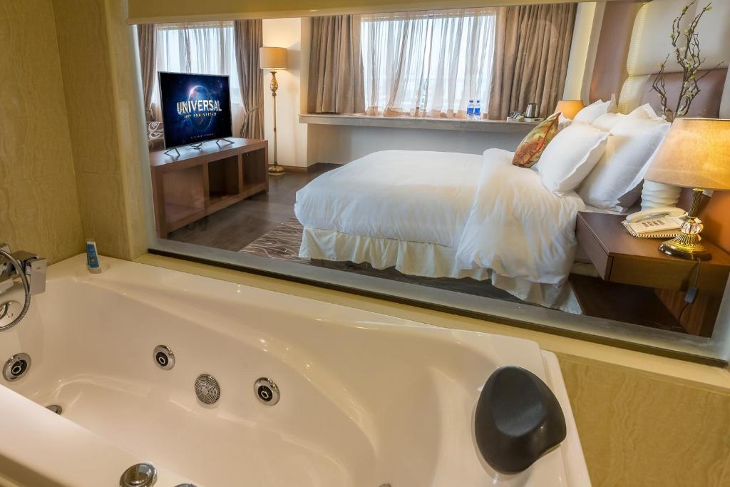 a bathroom with a large tub in a hotel room at Luxus Grand Hotel in Lahore