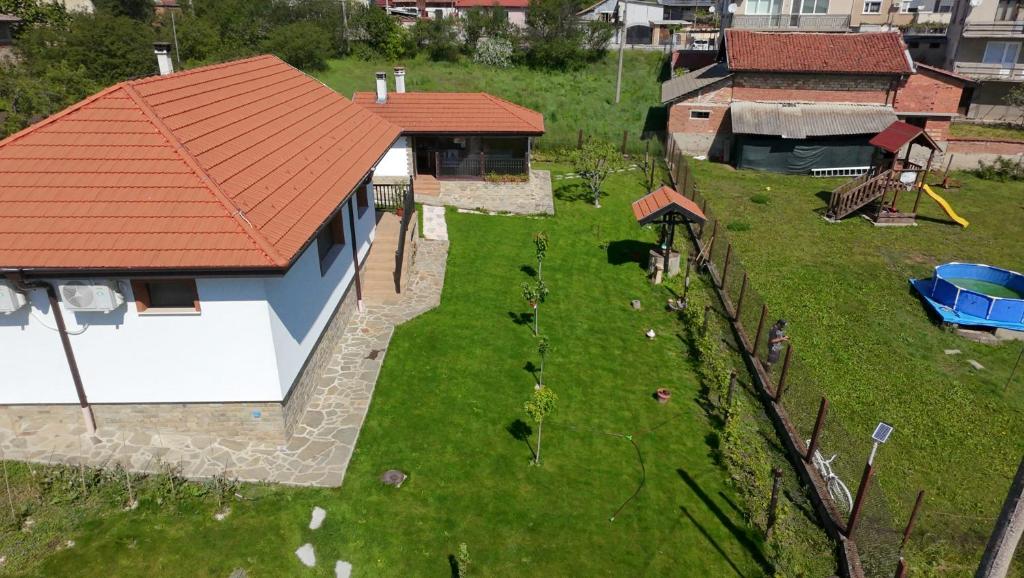 una vista aerea di una casa con un cortile con galline di Къща за гости На Мечка a Oborishte
