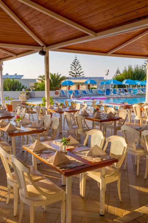 Bazén v ubytování Rethymno Mare Royal & Water Park nebo v jeho okolí