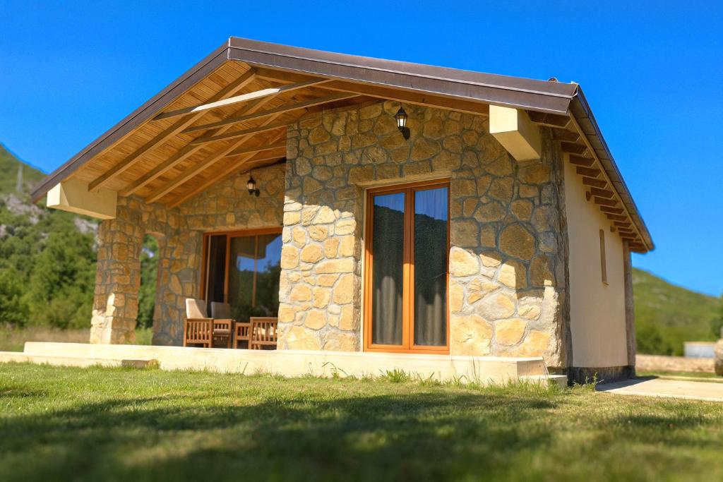 una piccola casa in pietra con portico e finestre di Orahovo stone vilas a Virpazar