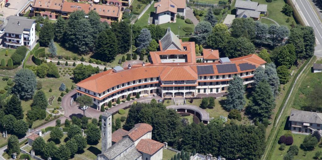 an aerial view of a large house with a roof at Centro di Spiritualità Maria Candida in Armeno