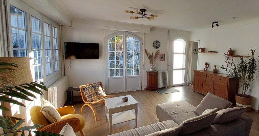 a living room with a couch and a table at T3 indépendant Villa Heas in Argelès-Gazost
