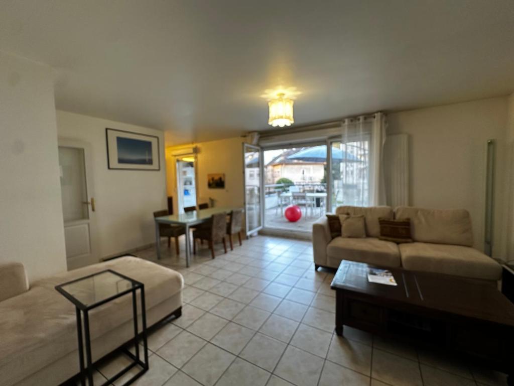 Et opholdsområde på Au Clos Célestin - Beau T4 - 86 m2 - Terrasse 35 m2 - Jardin 68 m2