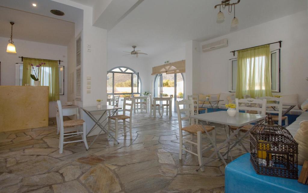 Restauracja lub miejsce do jedzenia w obiekcie Anemes