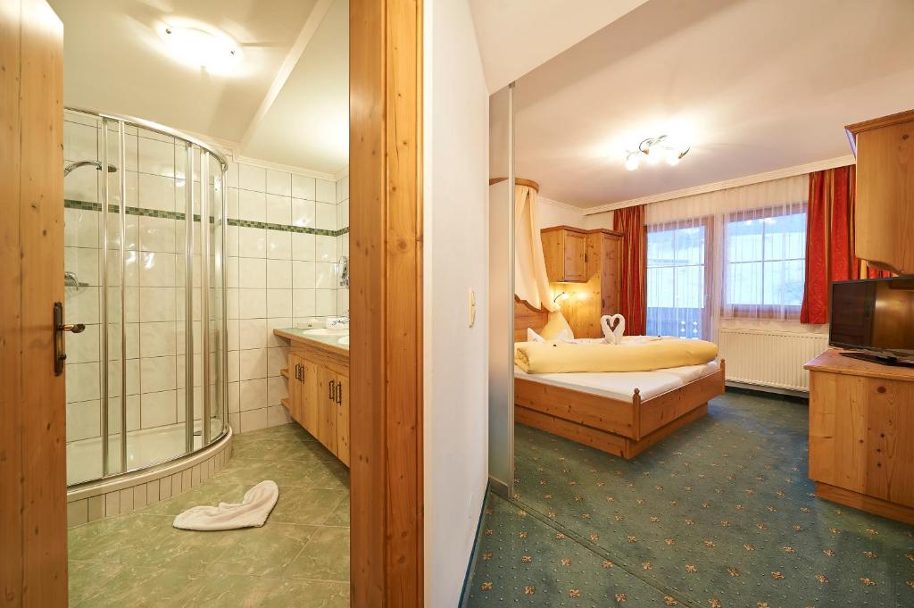 Postel nebo postele na pokoji v ubytování Gourmet-Hotel Grünwald