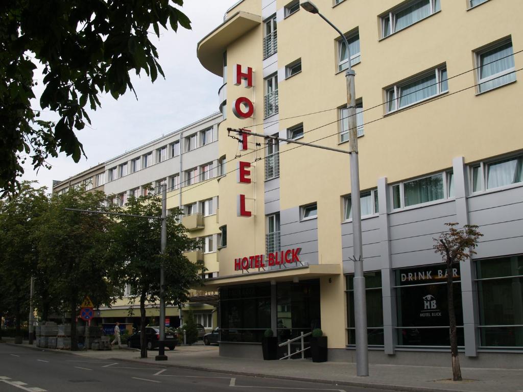 um hotel na esquina de uma rua em Hotel Blick em Gdynia