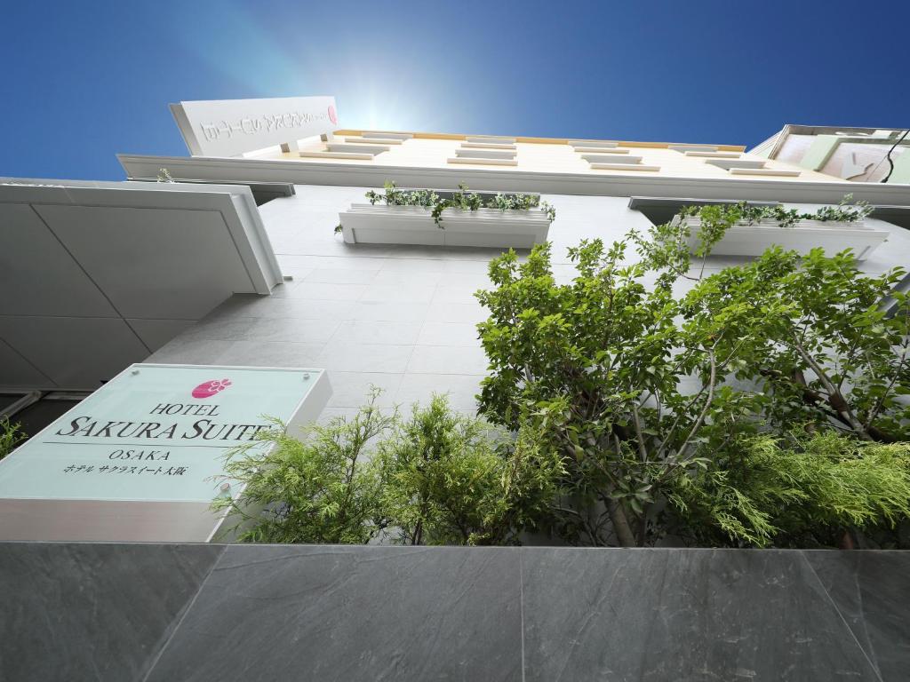 uma vista do topo de um edifício com plantas em Hotel Sakura Suite Osaka Juso em Osaka