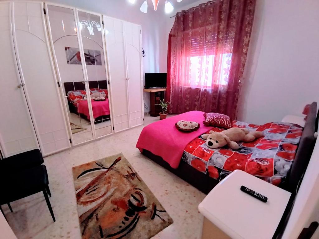 een slaapkamer met een teddybeer op een bed bij Ani in Porto SantʼElpidio