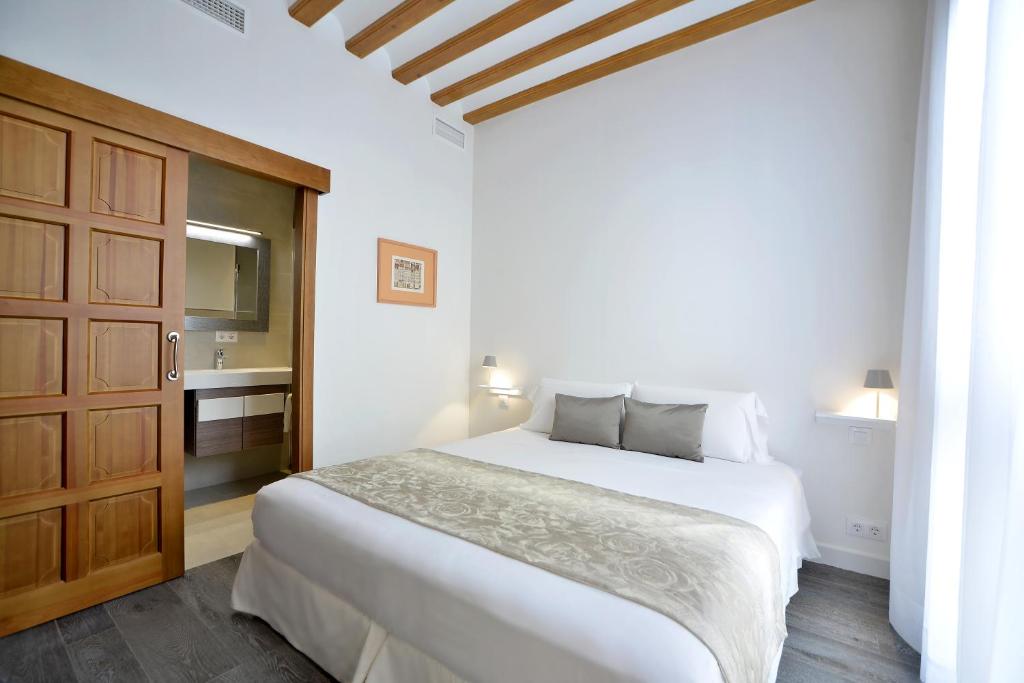 Postel nebo postele na pokoji v ubytování El Armador Casa Palacio by Luxury Suites Cádiz