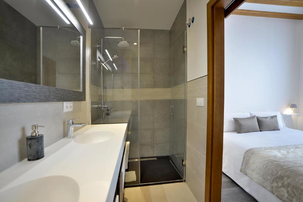 Postel nebo postele na pokoji v ubytování El Armador Casa Palacio by Luxury Suites Cádiz
