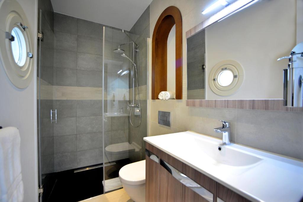 Koupelna v ubytování El Armador Casa Palacio by Luxury Suites Cádiz