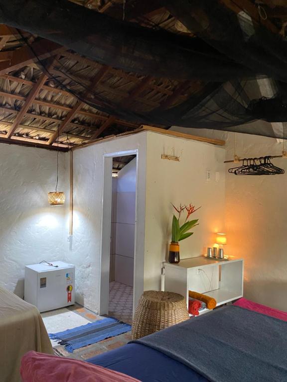 een kamer met een bed en een tafel bij Casa Acquamarina in Atins