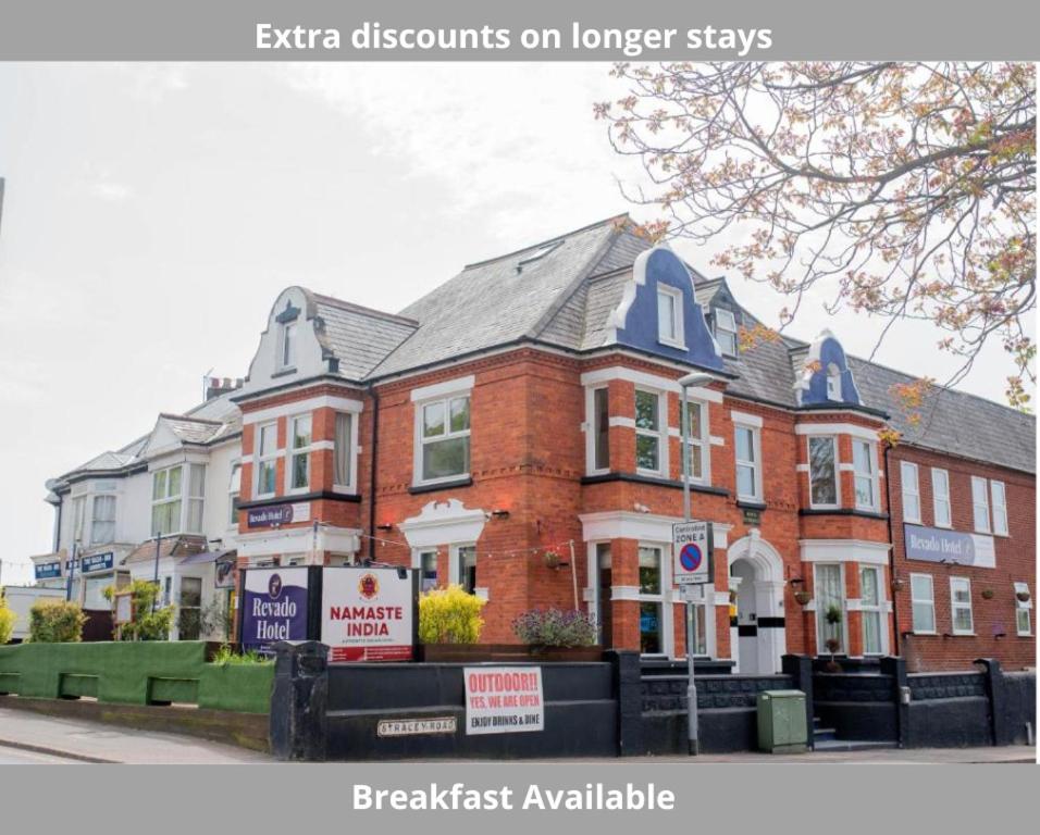 un edificio di mattoni con un cartello di fronte di Revado Hotel a Norwich