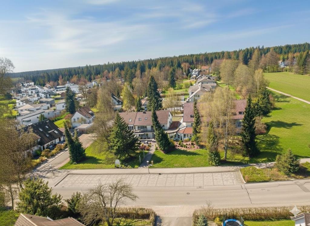 z góry widok na okolicę z domami i drzewami w obiekcie Gästehaus am Kurpark w mieście Villingen-Schwenningen