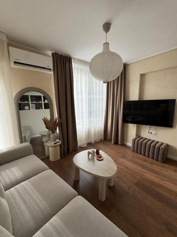 een woonkamer met een bank en een tafel bij BK Urban Living in Kateríni