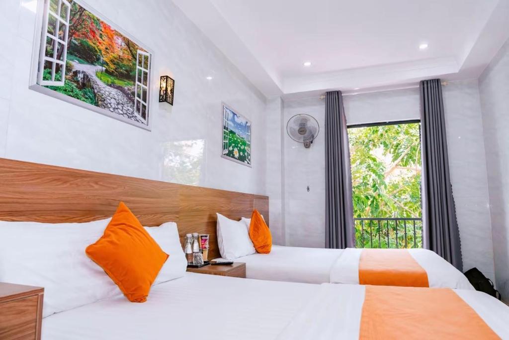 Giường trong phòng chung tại Gia Hân Hotel