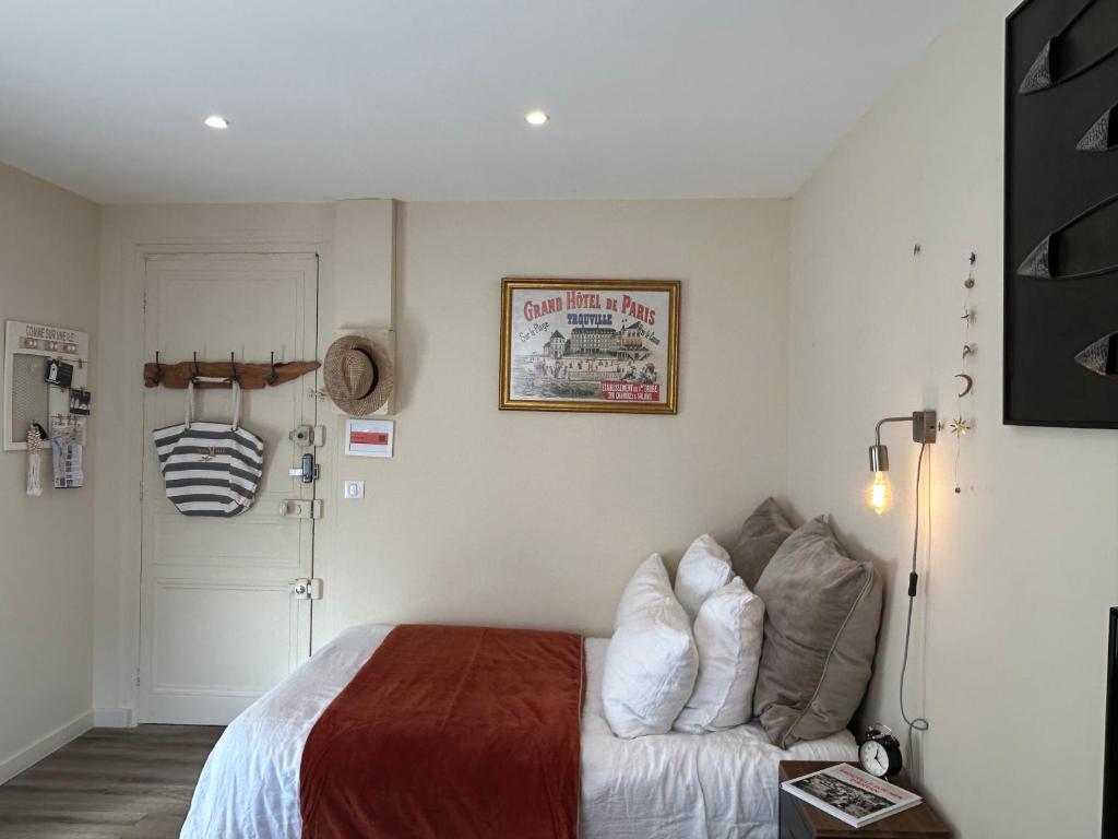a bedroom with a bed and a couch at Séjour à Trouville Le Studio in Trouville-sur-Mer