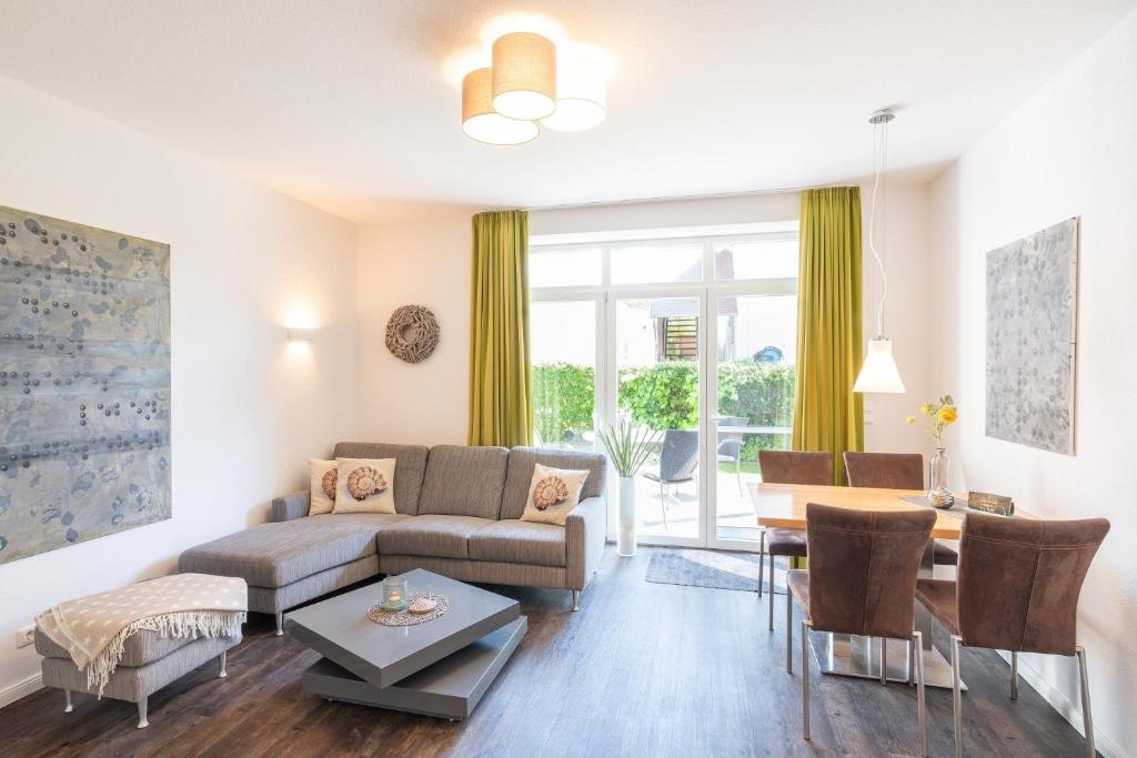 een woonkamer met een bank en een tafel bij Villa Marin Wohnung 04 in Zinnowitz