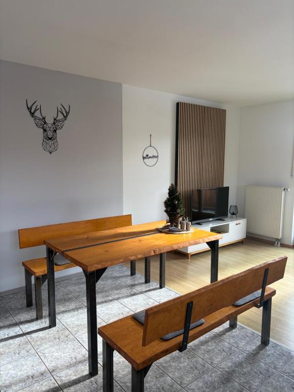 a dining room with a table and two benches at Ferienwohnung Madera Campesina in Hunderdorf