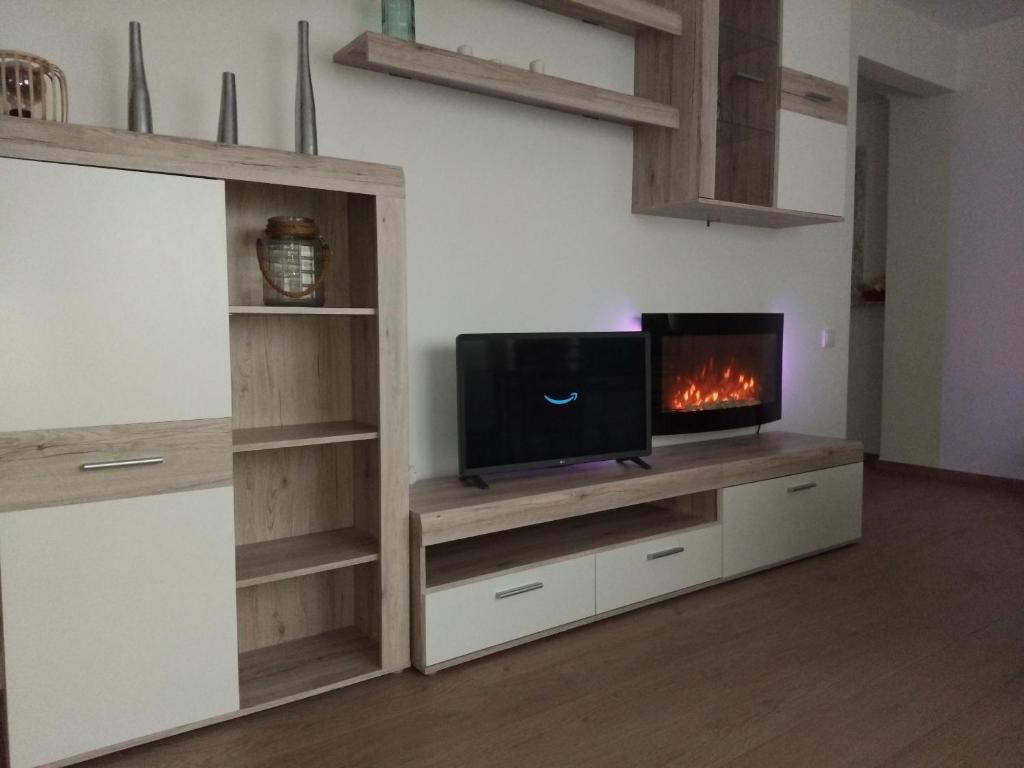 een woonkamer met een tv en een open haard bij Cambrils Beach in Cambrils